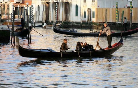 遍游威尼斯的最佳方法当然是坐船